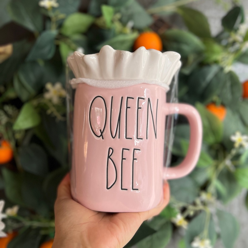 ✨NEW🌸Rae Dunn Queen Bee Mug with Daisy Flower Topper🍃🐝